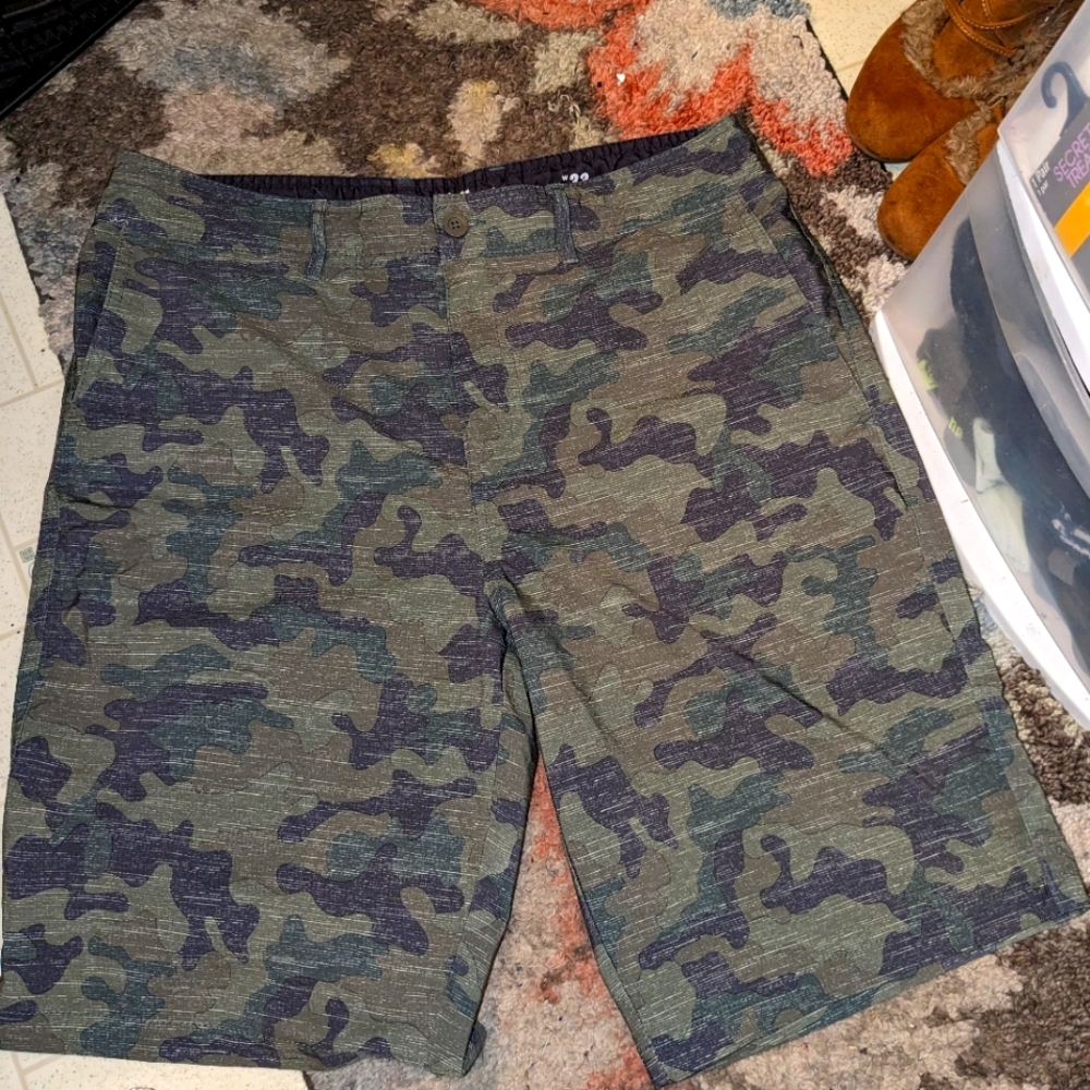 Goodfellow men's walking shorts lightweight with button and a drawstring inside
